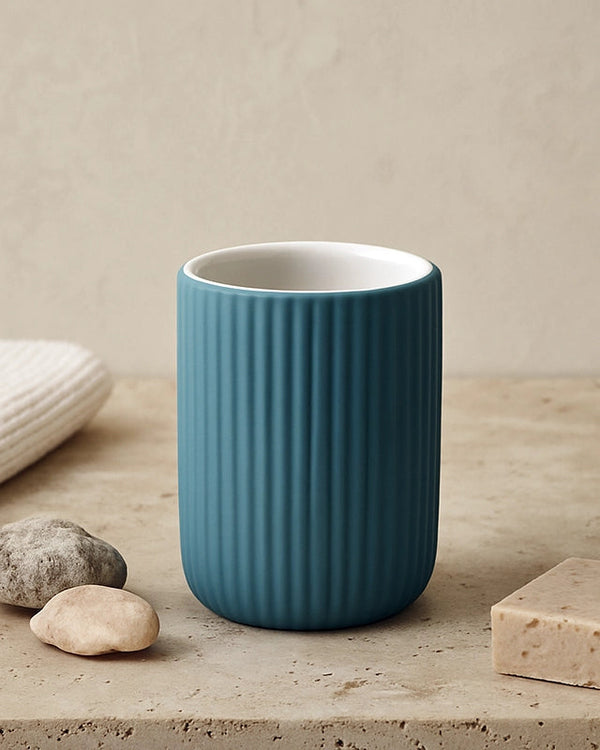 Bicchiere portaspazzolini da appoggio in ceramica blu montato a parete, vista del design e della finitura - Exagonshop