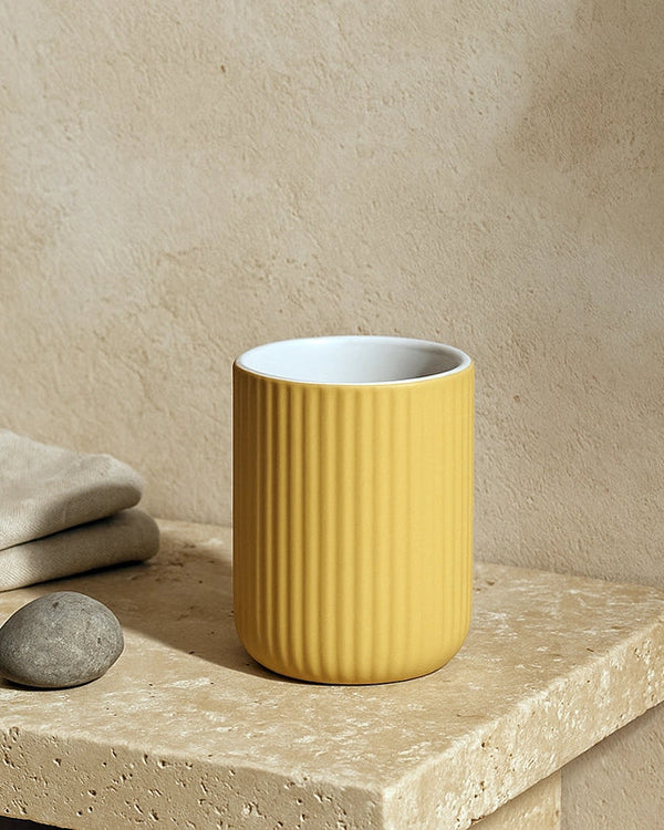 Bicchiere portaspazzolini da appoggio in ceramica giallo montato a parete, vista del design e della finitura - Exagonshop