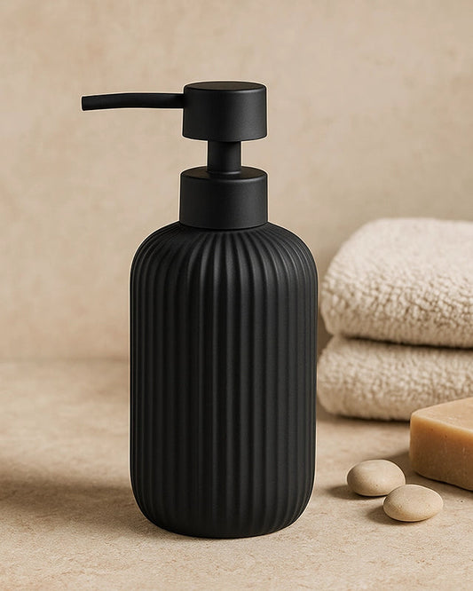 Set accessori bagno in ceramica nero Color 3pz, dettaglio ravvicinato del materiale e dell'aggancio - Exagonshop