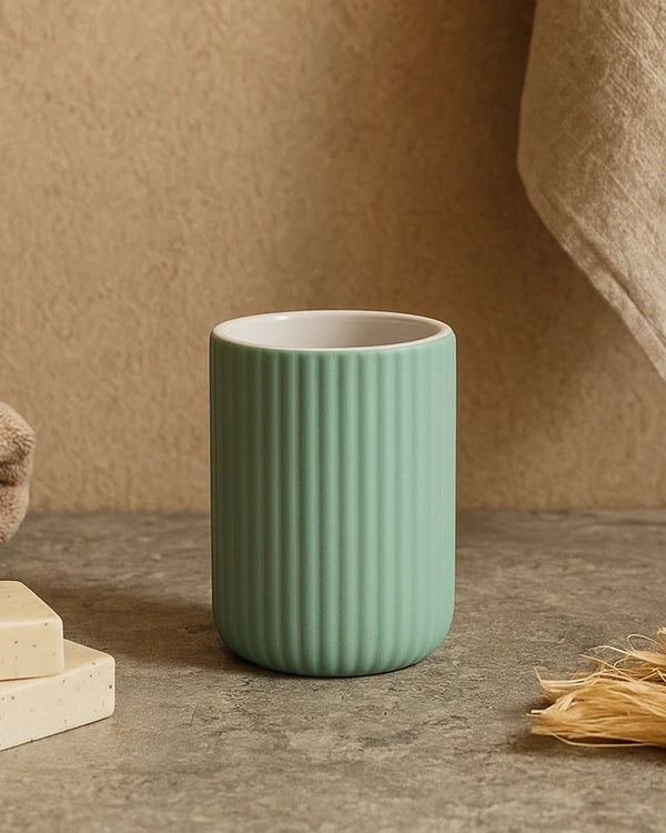 Bicchiere portaspazzolini da appoggio in ceramica verde in naturale montato a parete, vista del design e della finitura...