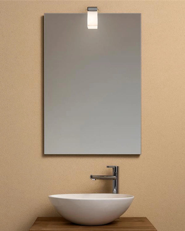 Specchio bagno 60x80 con Lampada a bicchiere e telaio eko accesa in ambiente, design e diffusione della luce - Exagonshop