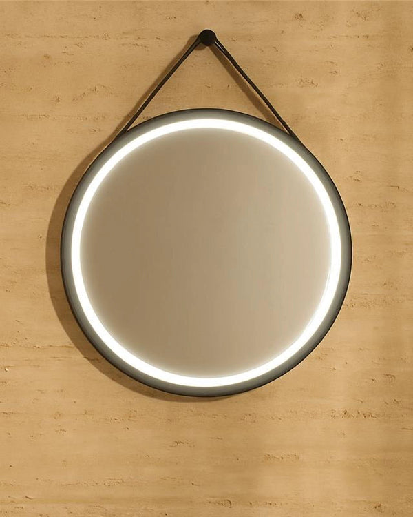 Specchio tondo illuminato 70 cm in metallo e cintura in in naturale accesa in ambiente, design e diffusione della luce...