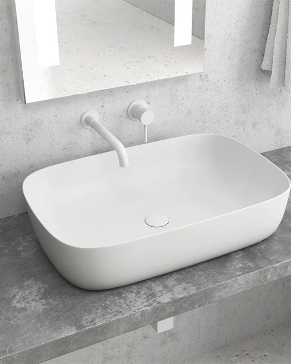 Lavabo 60x39 Da Appoggio In Porcellana Bianco Opaco New ambientato su piano bagno con accessori - Exagonshop