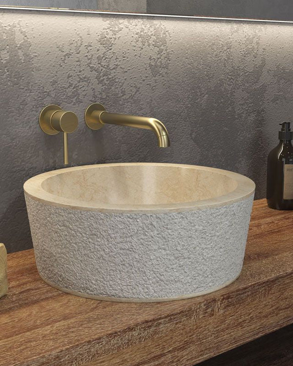 Ciotola 40 Cm Da Appoggio In pietra e Marmo beige New Line Pietra Grigia in pietra naturale ambientato su piano bagno con...