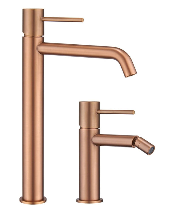 Coppia rubinetti lavabo alto e bidet senza scarico oro rosa ambientato su piano bagno con accessori - Exagonshop