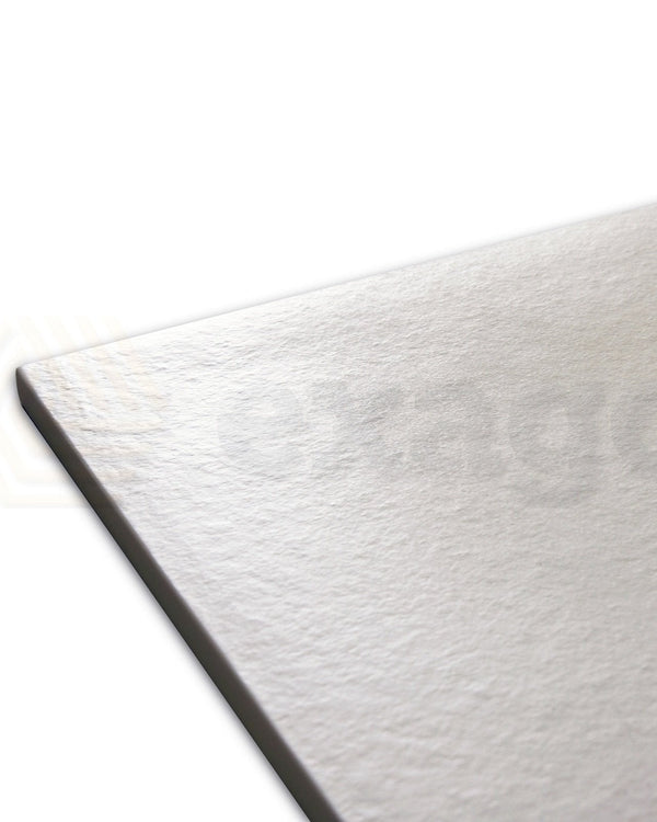 Piatto Doccia 70x180 Desio effetto pietra in Mineralmarmo Bianco Matt visto dall'alto con superficie e piletta di scarico...