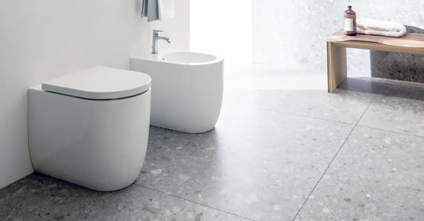 Ideal standard Blend Curve coppia sanitari vaso e bidet tondo a pavimento filo parete con sedile chiusura rallentata bianco T375301+T375101+T376001