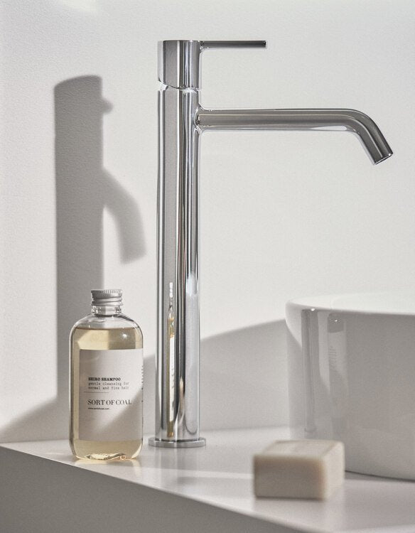 Ideal standard joy coppia miscelatori bidet e lavabo alto Cromo Lucido ambientato su piano bagno con accessori