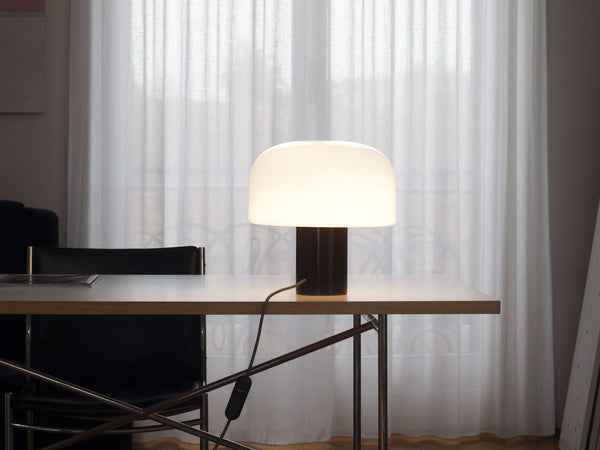 Lampada da tavolo 33 cm in vetro opalino triplex bianco con base in alluminio cioko Bellhop Glass T F1074026 Flos