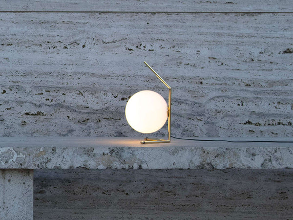 Lampada da tavolo a luce diffusa con diffusore opalino in vetro soffiato e telaio placcato oro lucido IC T1 Low 10 Anniversary F3171044 Flos