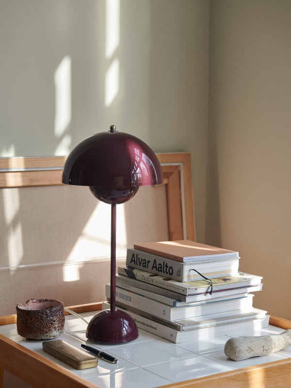 &Tradition Flowerpot VP3 Lampada da tavolo dark plum Purple spenta, dettaglio del corpo lampada e dei materiali