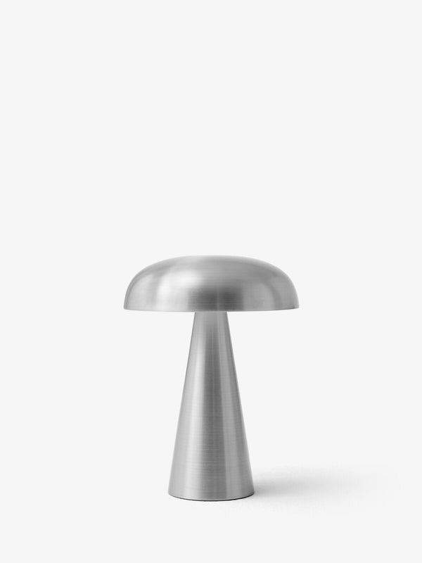 &Tradition Como Lampada fungo ricaricabile alluminium SC53 Alluminio accesa in ambiente, design e diffusione della luce