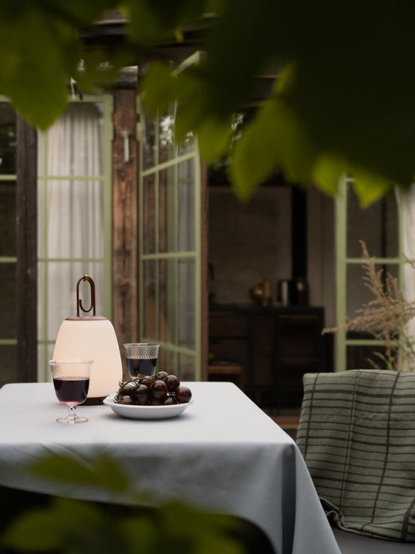 &Tradition LUCCA Lampada ricaricabile indoor outdoor accesa in ambiente, design e diffusione della luce