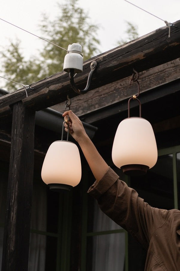 &Tradition LUCCA Lampada ricaricabile indoor outdoor accesa in ambiente, design e diffusione della luce