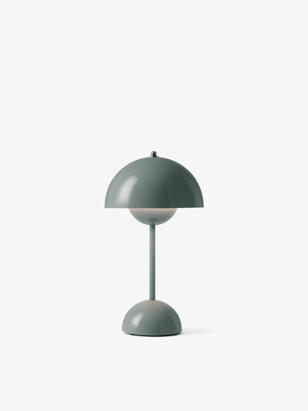 &Tradition Flowerpot VP9 Lampada ricaricabile stone blue, vista posteriore con attacco elettrico