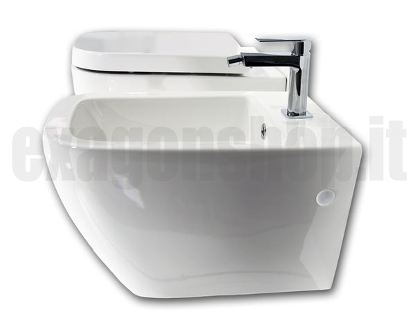Coppia sanitari sospesi con Softclose Bianco Legend ambientato su piano bagno con accessori - Exagonshop