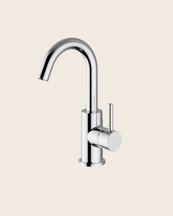 Jabil 35 Miscelatore lavabo leva laterale scarico click Cromo Lucido ambientato su piano bagno con accessori - Exagonshop
