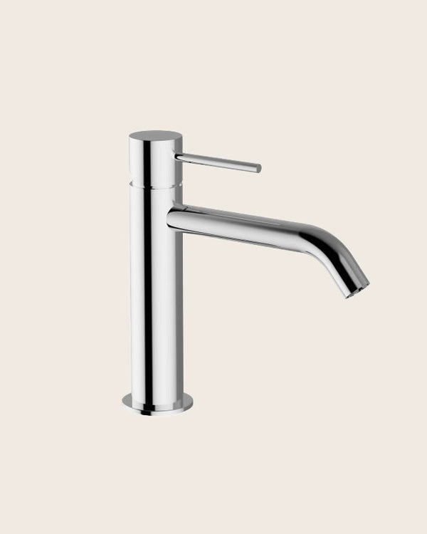 Jabil 25 Miscelatore lavabo medio con scarico click clack Cromo Lucido ambientato su piano bagno con accessori - Exagonshop