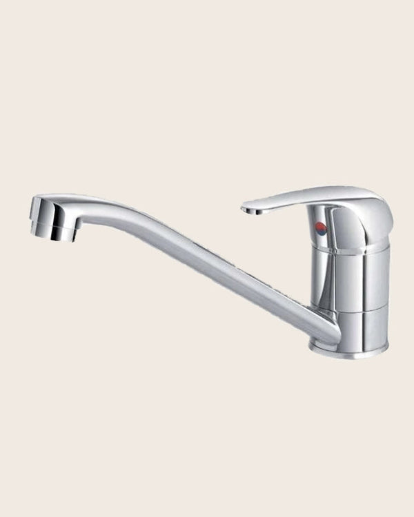 Miscelatore lavello cucina canna bassa cromo installato su lavello, vista della bocca e della leva - Exagonshop