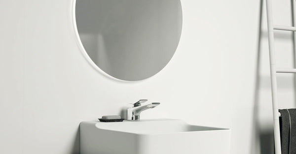 Mobile sospeso 60x37 bianco opaco con lavabo lucido miscelatore cromo e specchio con luce Ideal Standard