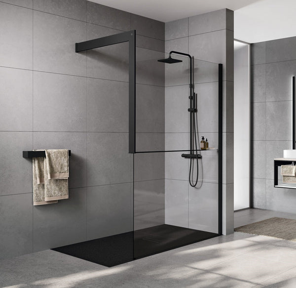 Novellini Kuandra H Parete doccia 117 a 120 cm H 200 nero in opaco installato in bagno moderno con ante in vetro temperato