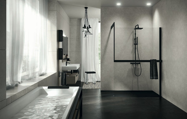 Novellini Kuandra H Parete doccia 117 a 120 cm H 200 nero installato in bagno moderno con ante in vetro temperato