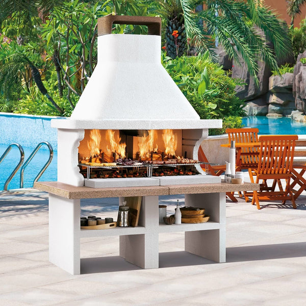 Palazzetti Patmos barbecue a legna doppio grill piano in in levigato accesa in soggiorno, fiamma visibile attraverso il vetro