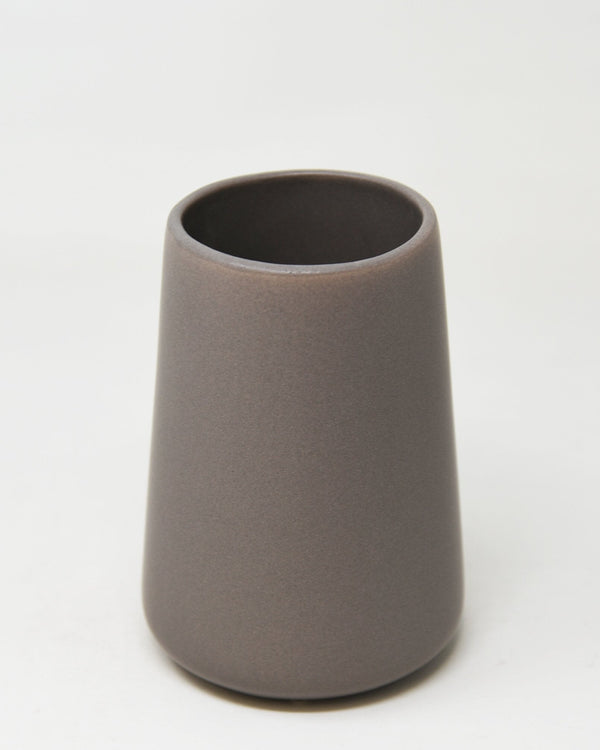 Portaspazzolino in ceramica tortora Sidney, dettaglio ravvicinato del materiale e dell'aggancio - Exagonshop