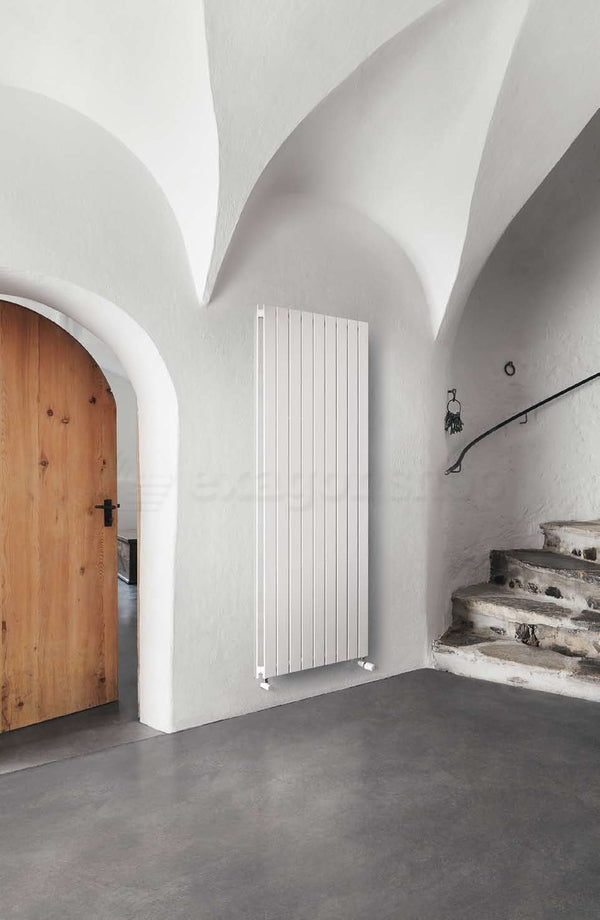 Radiatore 18 elementi verticale ad acqua mandata destra L.630xH.800 mm 1782W verniciato bianco Runtal JETX HXD80 4SR