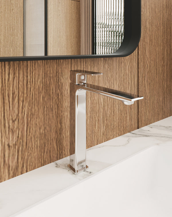 Rubinetto alto per lavabo con flessibili Cromo Ten Cromo Lucido ambientato su piano bagno con accessori - Exagonshop