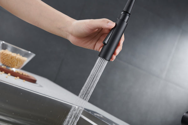 Rubinetto cucina monocomando con bocca estraibile in ottone nero opaco Novara