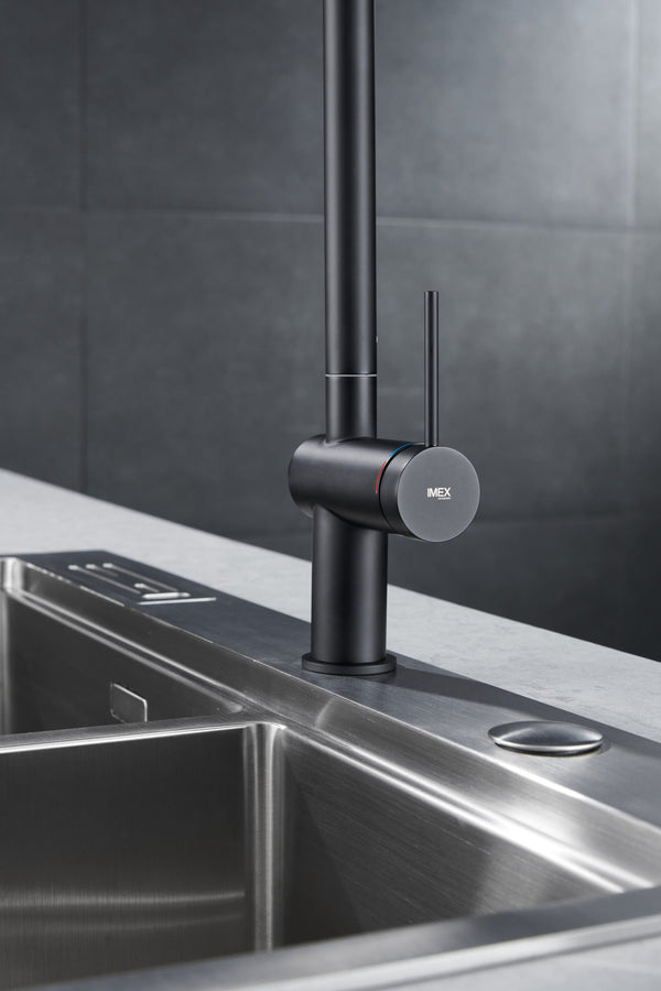 Rubinetto cucina monocomando con bocca estraibile in ottone nero opaco Novara