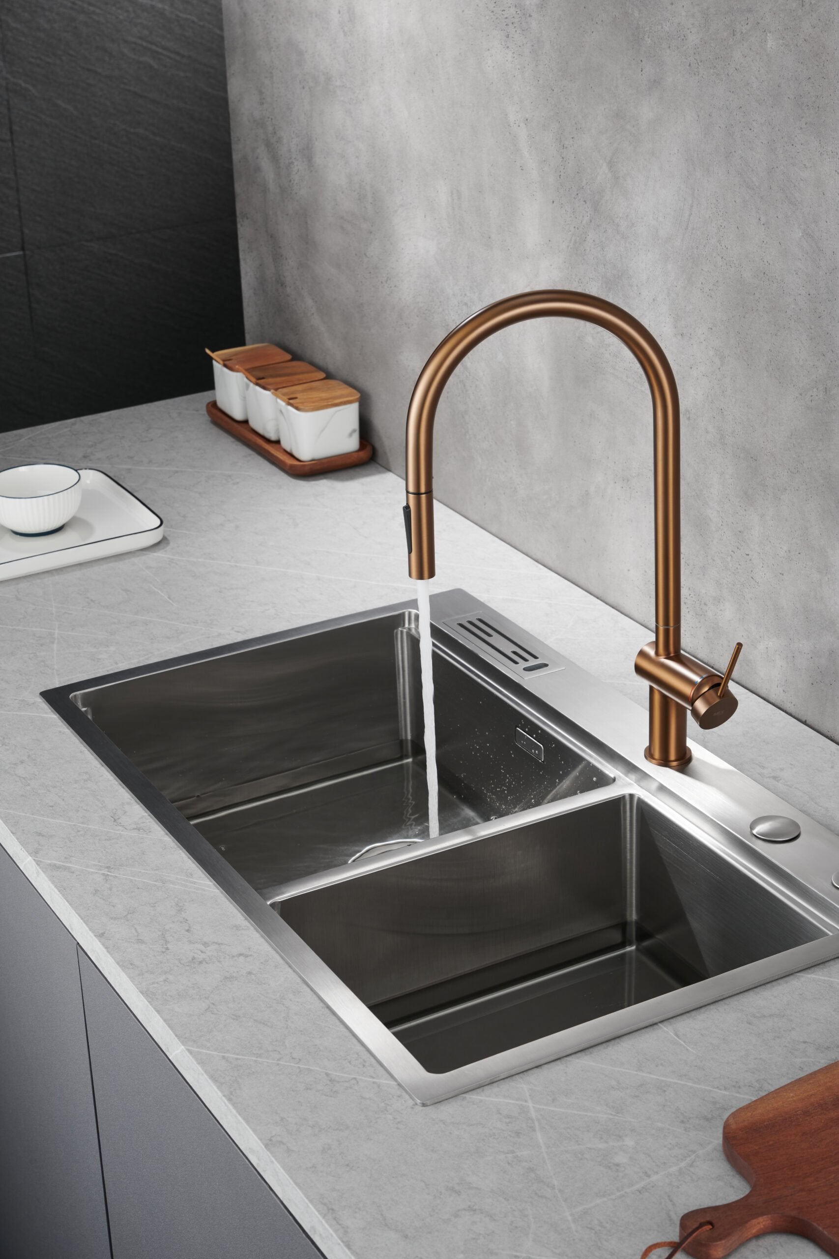 Rubinetto cucina monocomando con bocca estraibile in ottone oro rosa spazzolato PVD Novara