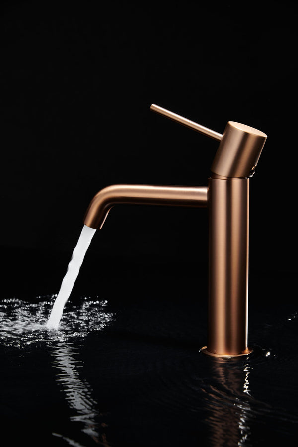 Coppia rubinetti lavabo e bidet senza scarico oro rosa Oro Mat ambientato su piano bagno con accessori - Exagonshop