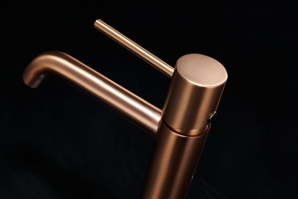 Coppia rubinetti lavabo e bidet senza scarico oro rosa Oro Mat ambientato su piano bagno con accessori - Exagonshop