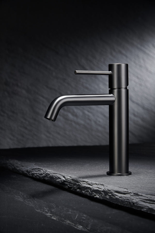 Rubinetto lavabo senza scarico ottone grigio metallico Memo Canna Di Fucile, vista frontale su sfondo bianco - Exagonshop