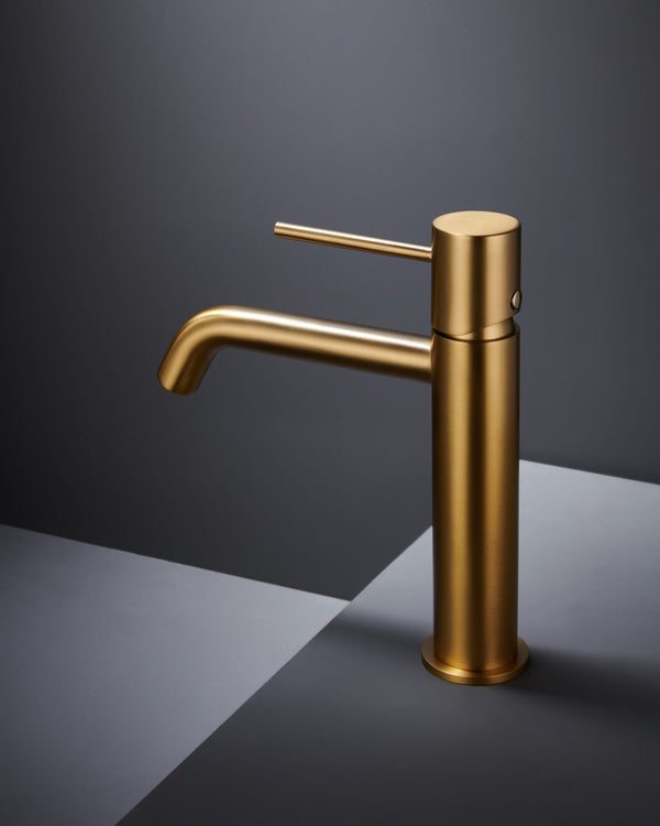 Rubinetto lavabo senza scarico in ottone oro spazzolato Memo Oro Mat visto dall'alto con scarico e interno visibili...