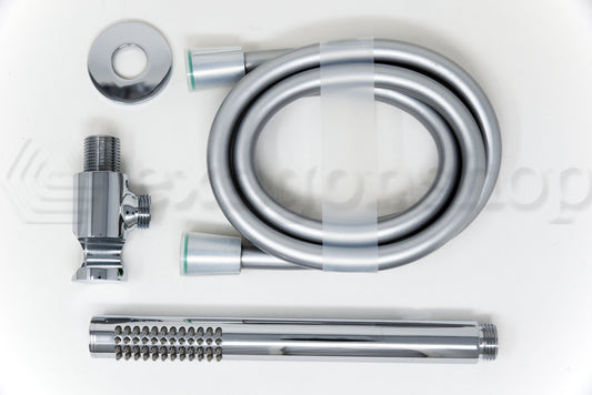 Kit doccetta tonda con presa acqua in ottone Cromo Elliot, dettaglio ravvicinato della finitura e del marchio - Exagonshop