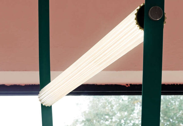 Flos Wireline Lampada 130 cm a sospensione cavo Forest Green accesa in ambiente, design e diffusione della luce