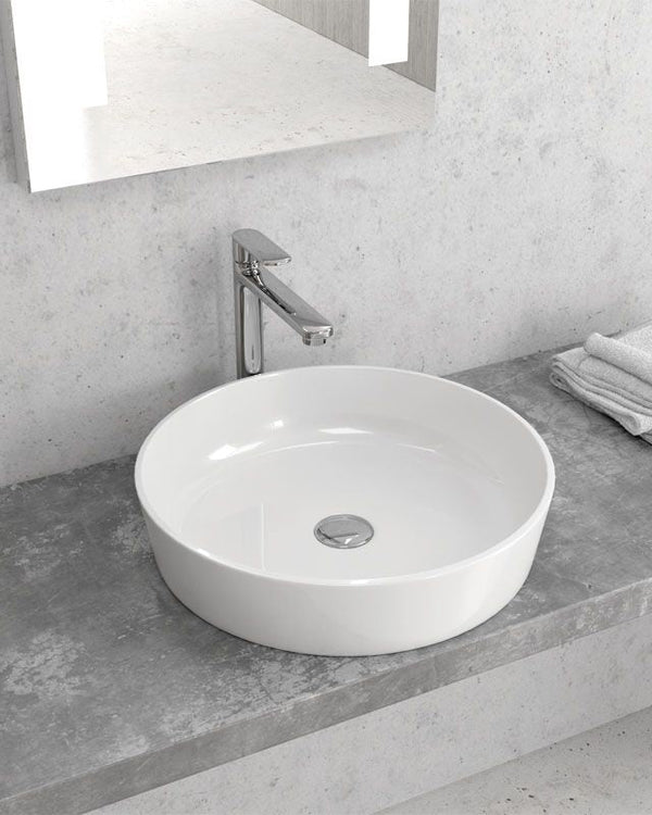 Ciotola 48 Cm Da Appoggio In Porcellana Bianca New Line O2 in resina ambientato su piano bagno con accessori - Exagonshop
