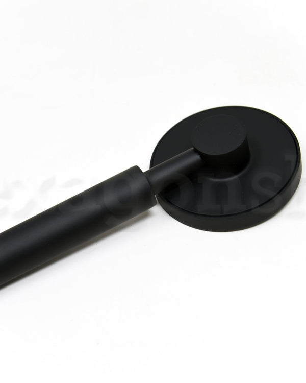 Doccetta 8 cm con presa acqua e flessibile in pvc nero, dettaglio ravvicinato della finitura e del marchio - Exagonshop