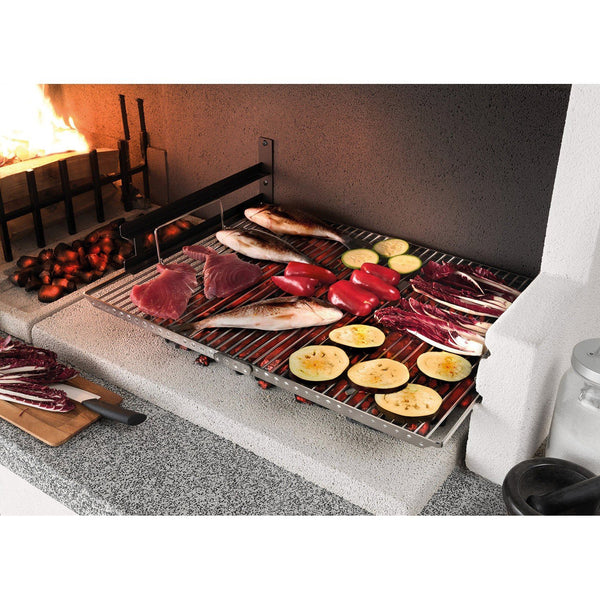 Palazzetti Trinidad 2 barbecue con grill extralarge e Grey accesa in soggiorno, fiamma visibile attraverso il vetro