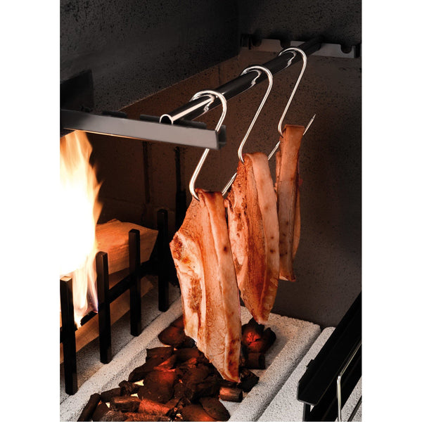 Palazzetti Trinidad 2 barbecue con grill extralarge e Grey accesa in soggiorno, fiamma visibile attraverso il vetro