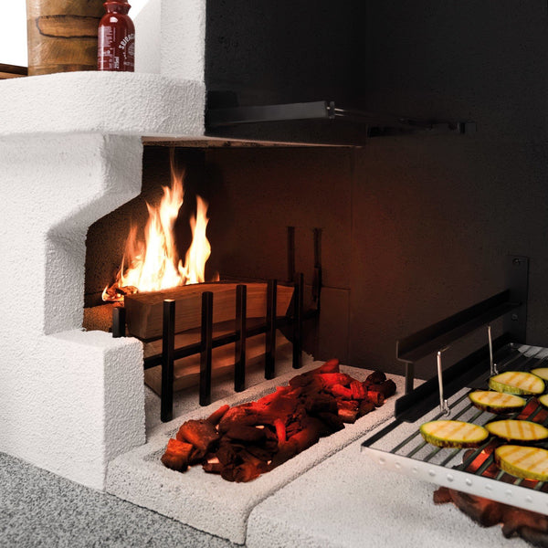 Palazzetti Trinidad 2 barbecue con grill extralarge e Grey accesa in soggiorno, fiamma visibile attraverso il vetro