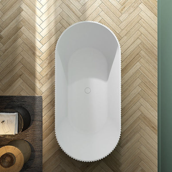 Vasca 170x80 Jeorgia freestanding in acrilico cannettato, dettaglio ravvicinato della texture antiscivolo - Exagonshop