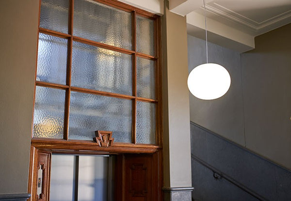Flos Glo-Ball Suspension 2 Lampada a Sospensione 45 cm a luce diffusa in acciaio e vetro soffiato Bianco