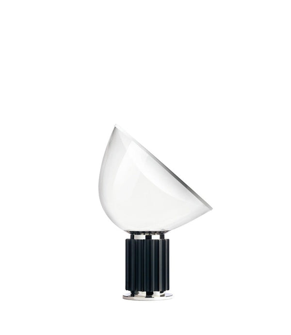 Flos Taccia Lampada da tavolo nero con dimmer accesa in ambiente, design e diffusione della luce