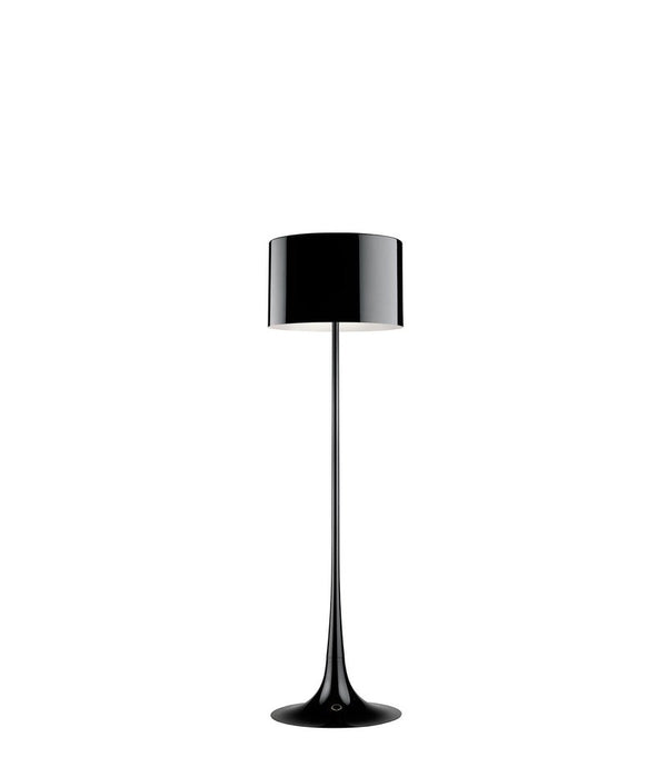 Flos Spun Light Floor Lampada a pavimento Nero lucido accesa in ambiente, design e diffusione della luce
