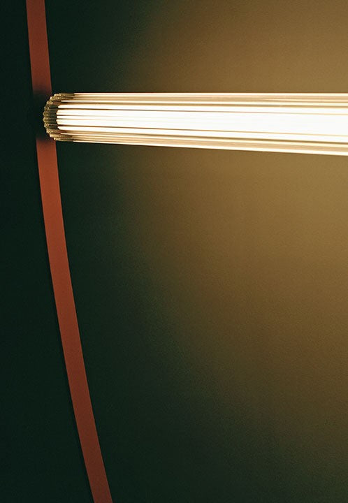 Flos Wireline Lampada 130 cm a sospensione cavo Rosa accesa in ambiente, design e diffusione della luce