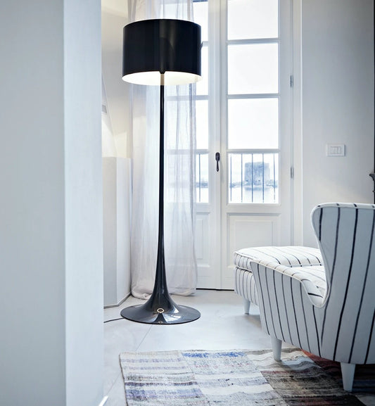 Flos Spun Light Floor Lampada a pavimento Nero lucido spenta, dettaglio del corpo lampada e dei materiali